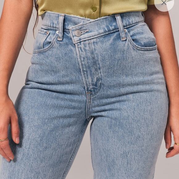 Abercrombie & Fitch Denim - Abercrombie and Fitch Ultra High Rise 90’s Straight Leg Curve Love EE11